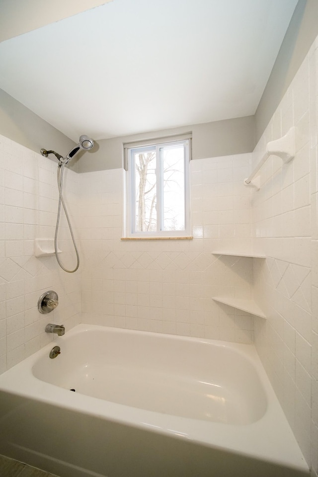 bathroom with tiled shower / bath