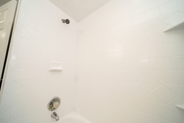 room details featuring tiled shower / bath combo