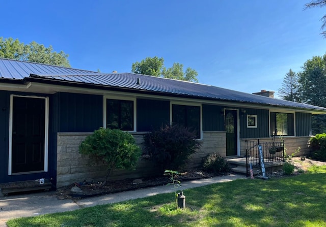 ranch-style home featuring a front lawn