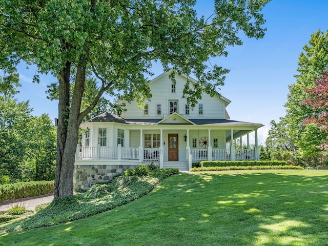 farmhouse-style home featuring covered porch and a front lawn