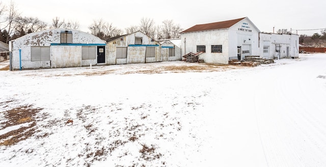 view of yard layered in snow