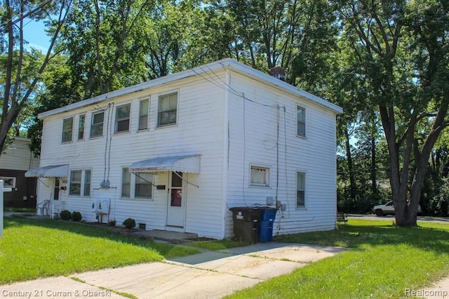 view of front of property featuring a front lawn