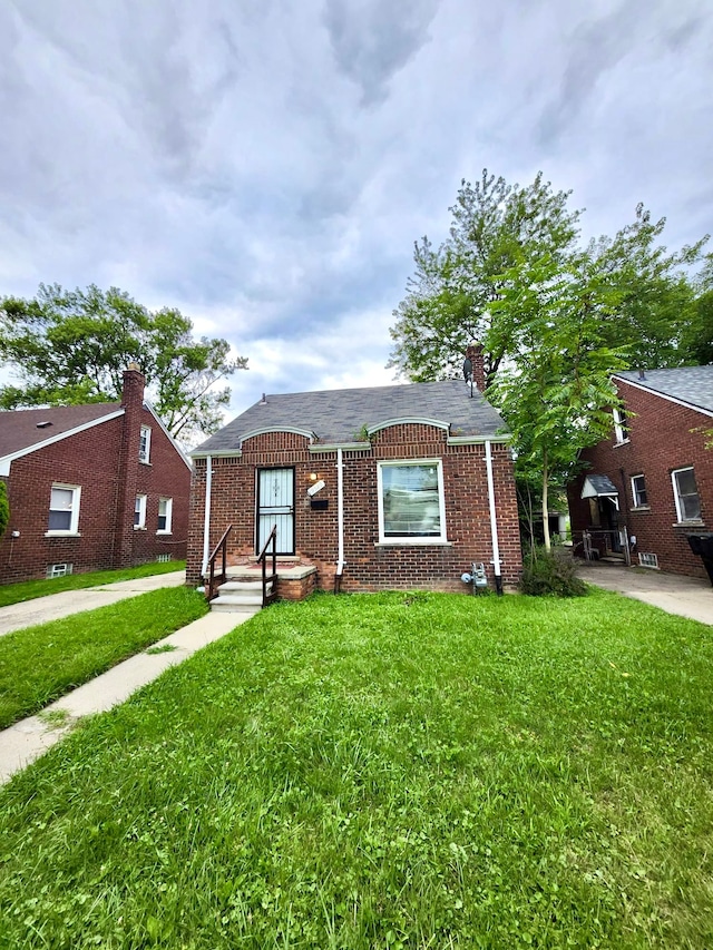 view of front of property featuring a front yard