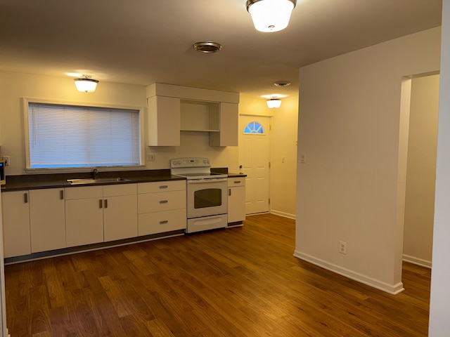 kitchen featuring a sink, baseboards, dark wood-style floors, dark countertops, and white electric range oven