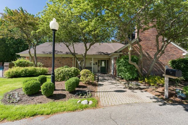 view of front of house with brick siding