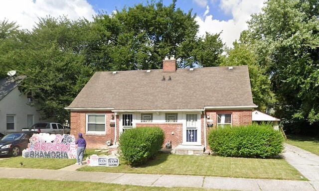 cape cod-style house with a front yard