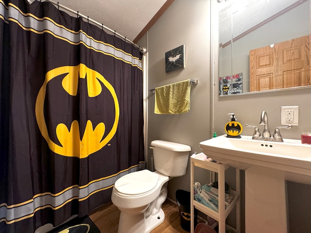 bathroom featuring a shower with curtain, lofted ceiling, a textured ceiling, and toilet