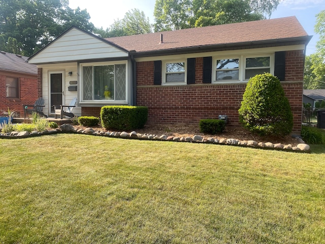 view of front facade with a front yard