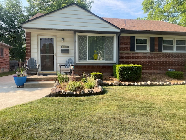 single story home featuring a front lawn