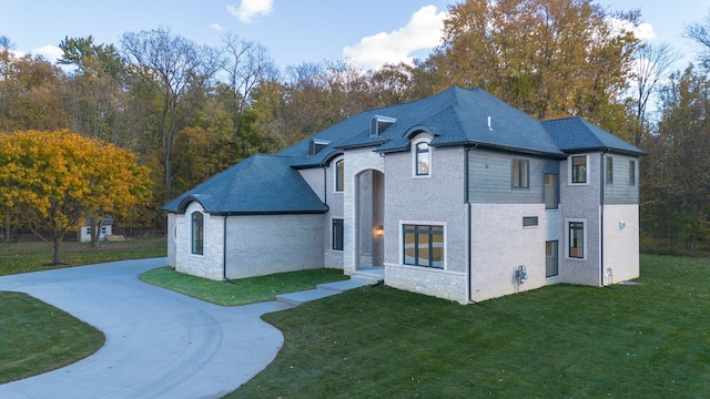 view of front of property featuring a front yard