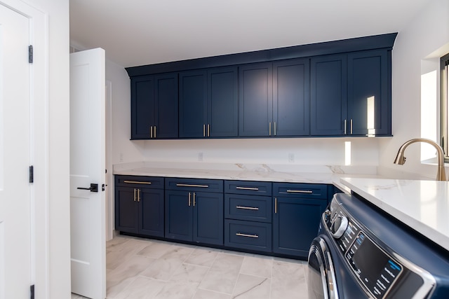 laundry room with cabinets and washer and clothes dryer