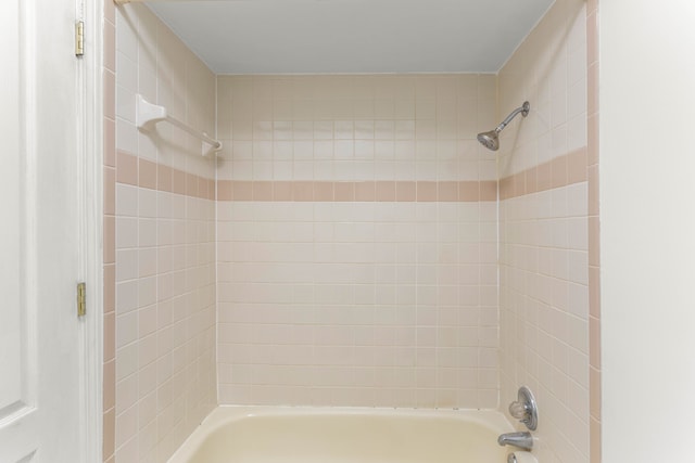 full bath with tub / shower combination