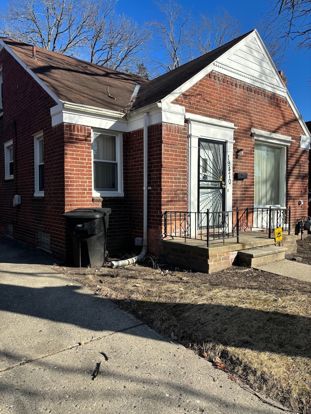 view of front facade featuring brick siding