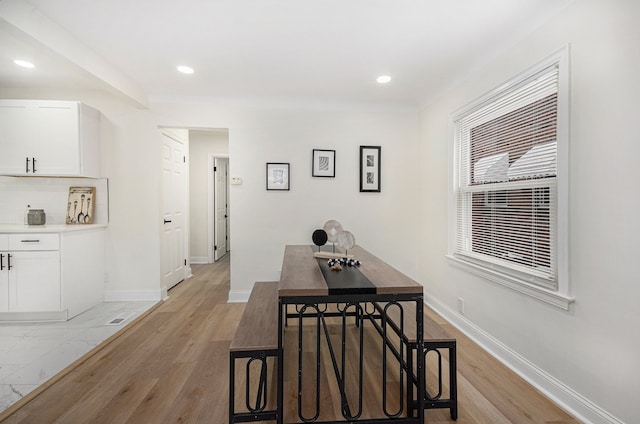 dining area with recessed lighting, light wood-style flooring, and baseboards