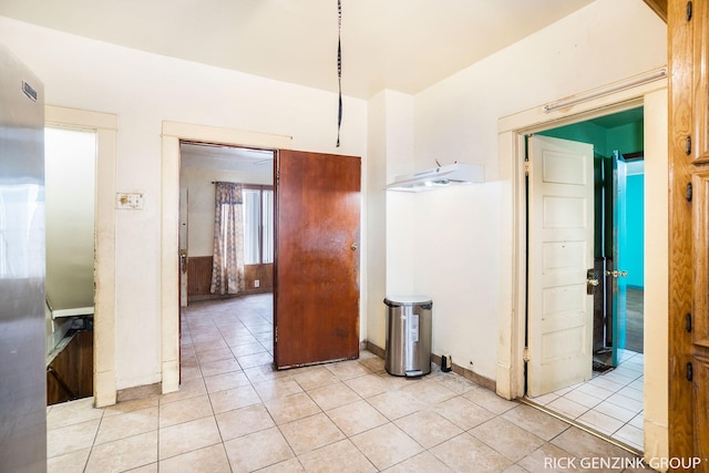 empty room featuring light tile patterned floors