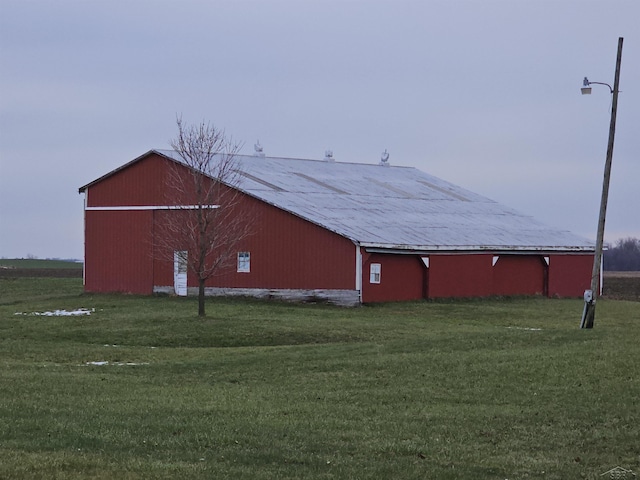 view of outdoor structure featuring a yard