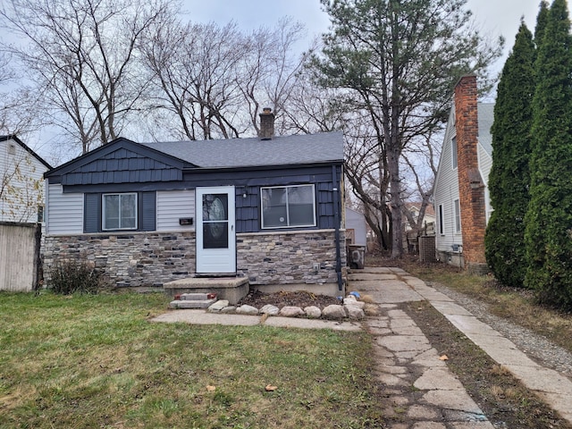 view of front of property featuring a front yard