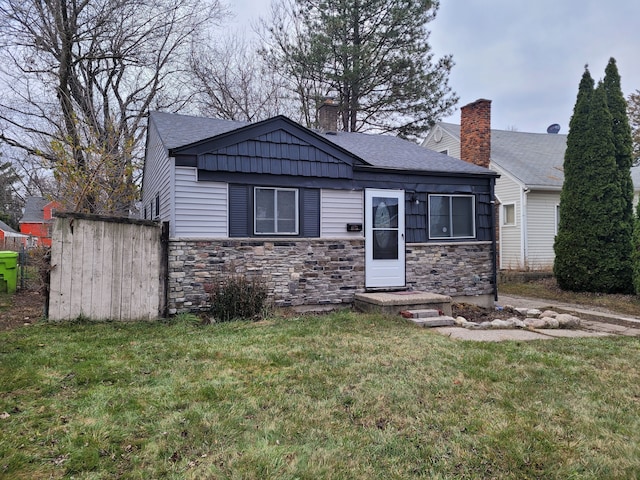 view of front facade featuring a front yard