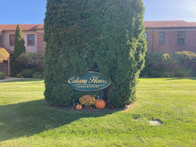 community sign featuring a yard