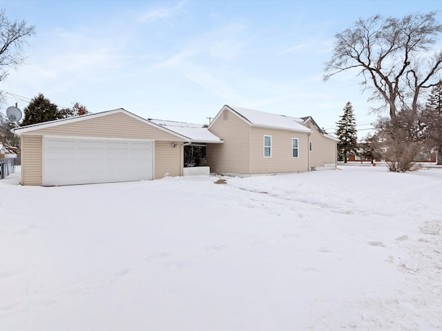 view of front facade featuring a detached garage