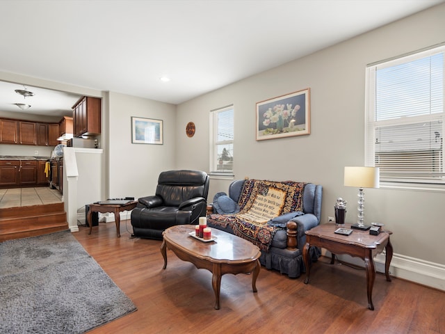 living area featuring light wood finished floors, recessed lighting, and baseboards