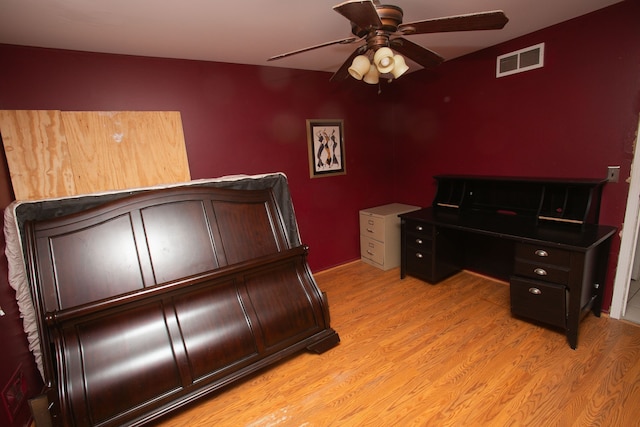 bedroom featuring light wood-style flooring, visible vents, and a ceiling fan