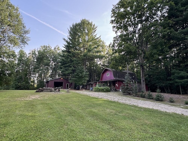 view of yard with an outbuilding