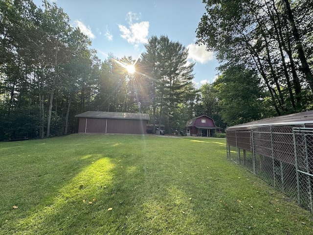 view of yard with an outbuilding