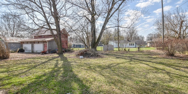 view of yard with an outdoor structure and a garage