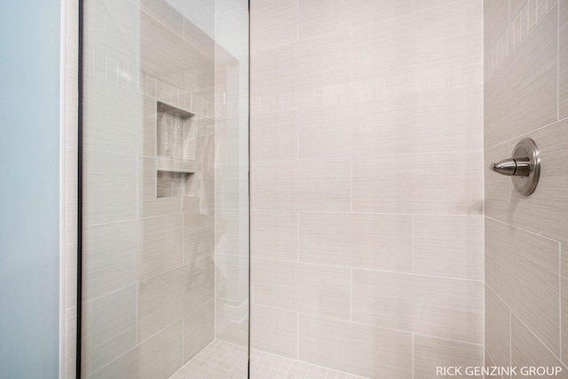 bathroom featuring a tile shower