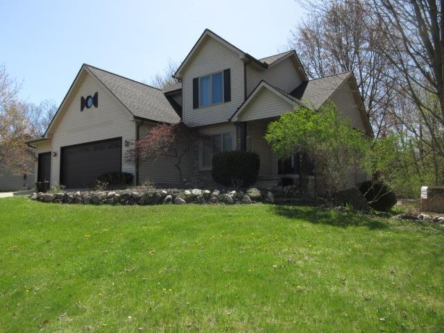 10480 Denton Creek Dr, Fenton, MI 48430 - view of front of property featuring a garage and a front yard