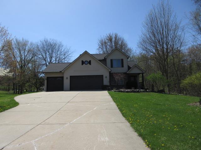 10480 Denton Creek Dr, Fenton, MI 48430 - view of front facade featuring an attached garage, concrete driveway, and a front lawn