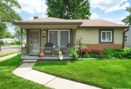 view of front facade with a front lawn and a porch