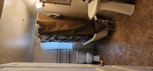 249 Washington Ave, Muskegon, MI 49441 - view of bathroom