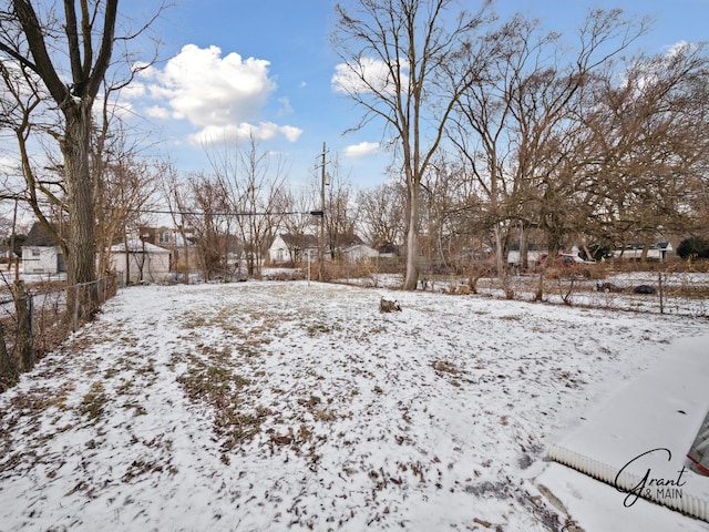 9941 Minock St, Detroit, MI 48228 - view of snowy yard