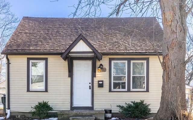 view of front of property featuring a shingled roof