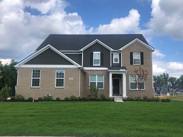 view of front facade featuring a front lawn