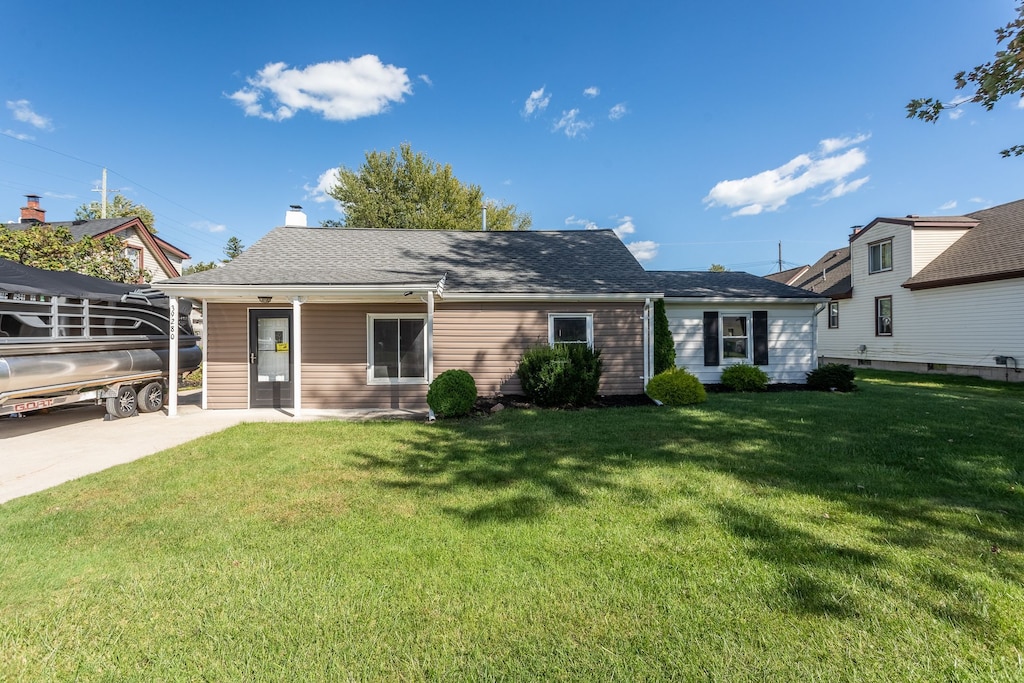 view of front of home featuring a front lawn