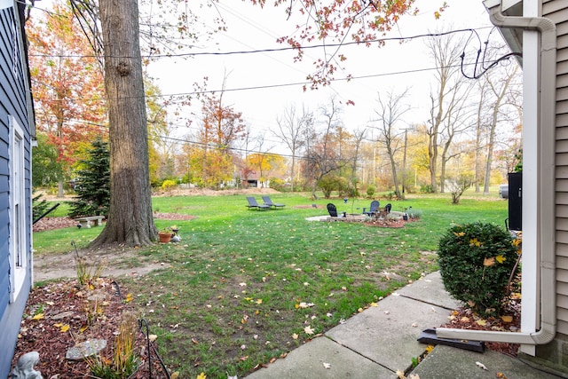 view of yard featuring a fire pit