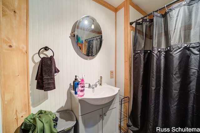 bathroom with a shower with shower curtain and vanity