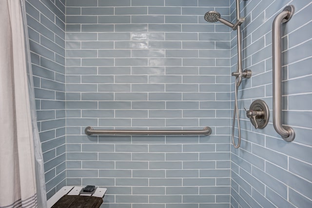 full bathroom featuring tiled shower