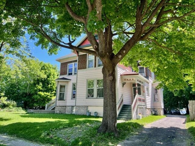 view of front of home featuring a front lawn