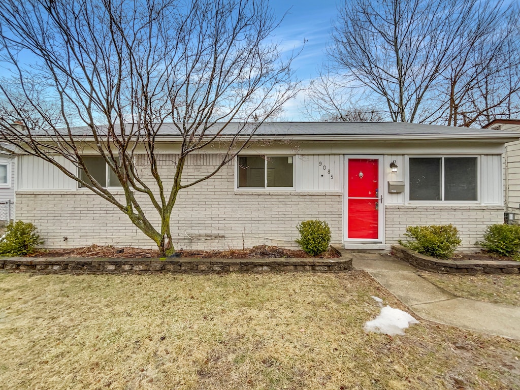 single story home with a front lawn