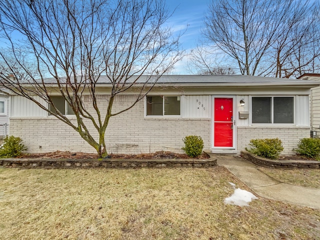 single story home with a front lawn