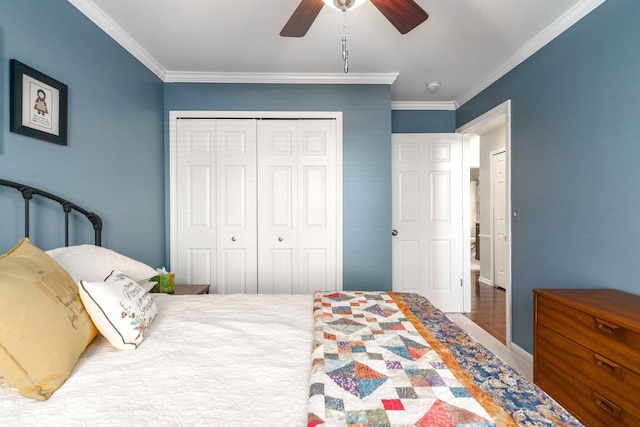 bedroom with a ceiling fan, baseboards, ornamental molding, and a closet