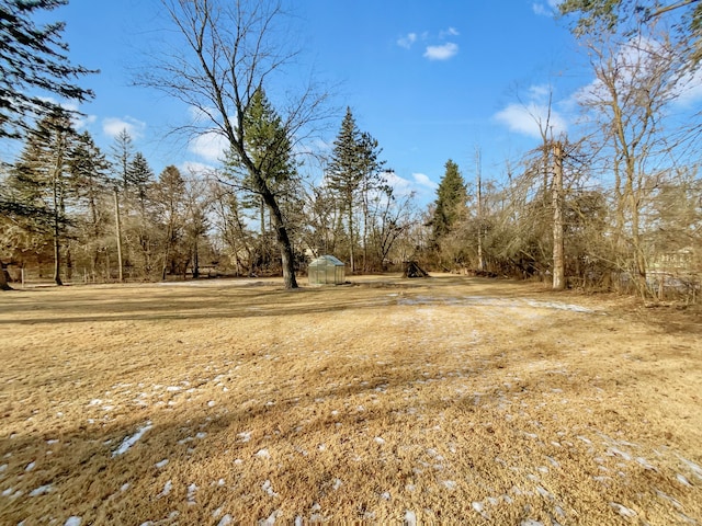 view of yard with an outbuilding