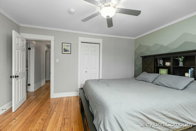 bedroom featuring light wood-type flooring, a closet, crown molding, and ceiling fan