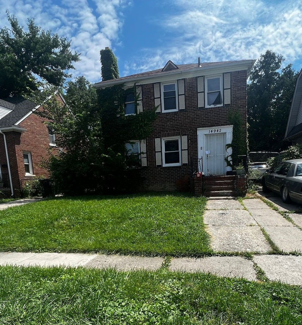 view of front of property with a front lawn