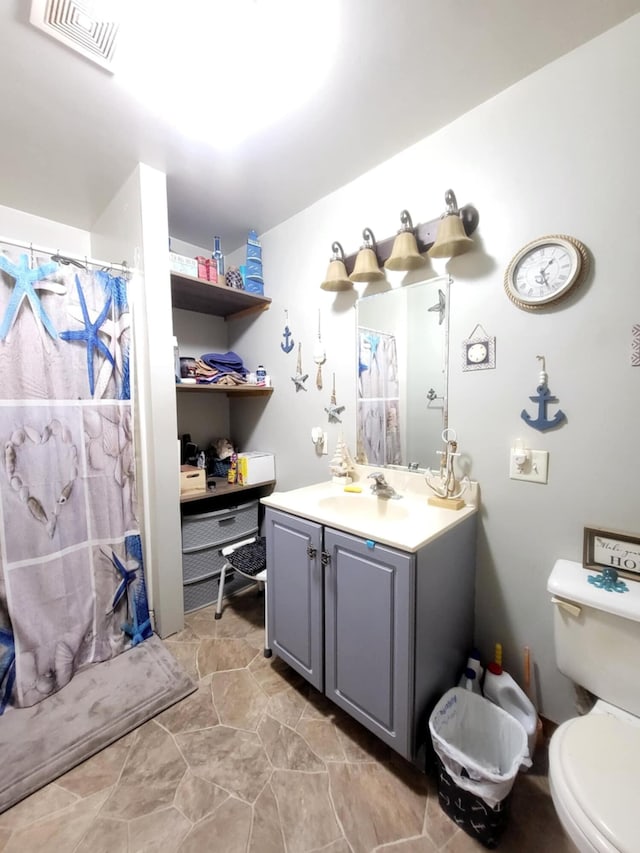 full bath with visible vents, curtained shower, toilet, and vanity