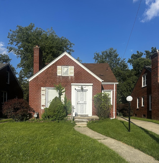 view of front of property featuring a front lawn